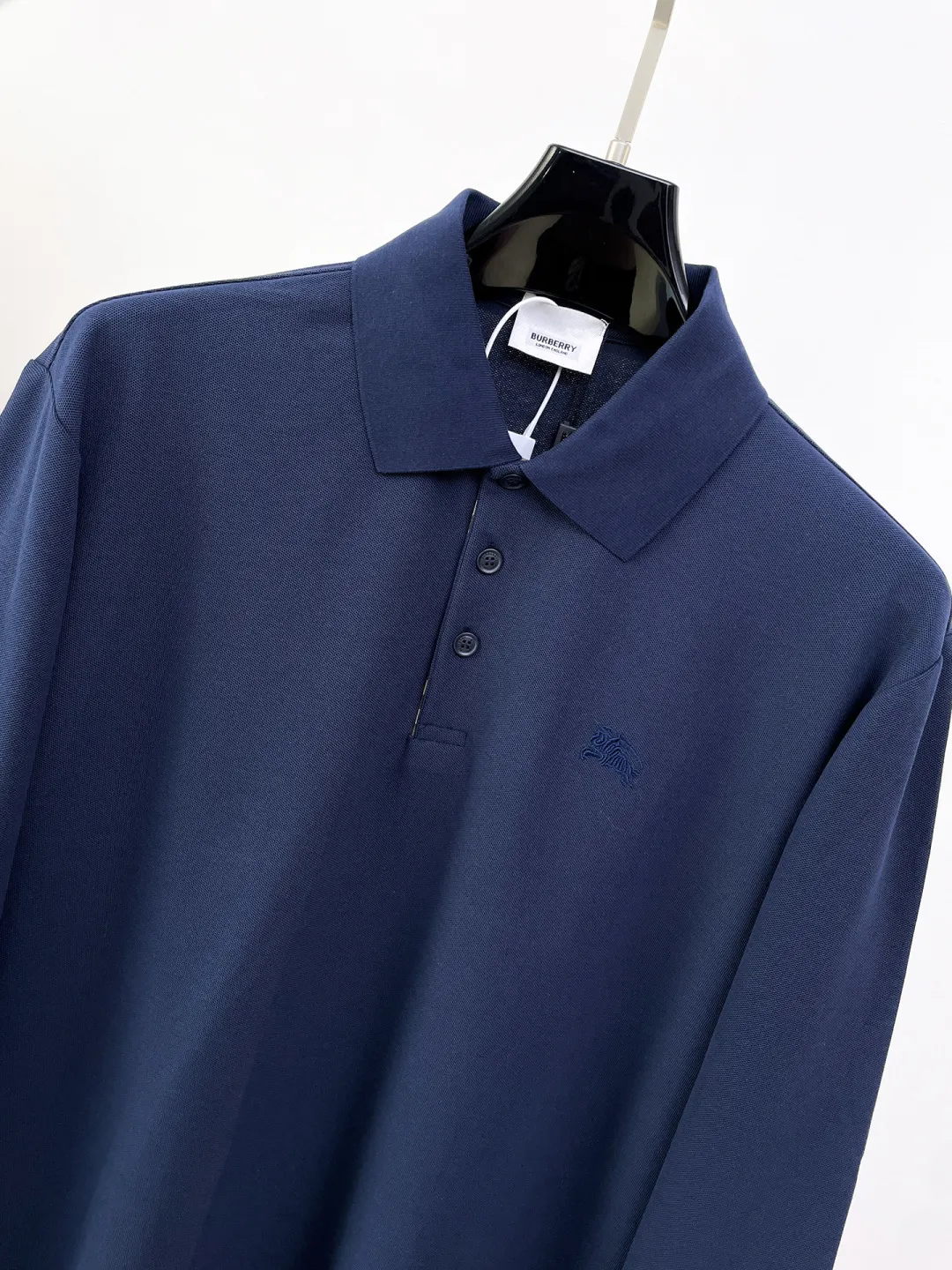 Burberry New Arrival long-sleeved Polo shirt, original fabric, official Same Style, made of 260 grams of pure cotton pique fabric, custom-made in the same vat, feels very comfortable and smooth, very wide and stylish, produced by a first-line brand Factory. The collar and collar ribs are woven with imported yarn and will not deform after long-term wear. The most New Arrival style in spring and summer, fashionable and individual, super Versatile and good-looking, very suitable for both men and women, a must-have style. Size: S-XXL